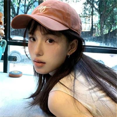 玻璃橱窗中的姑娘
